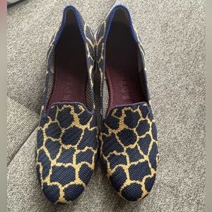 Rothy’s Loafer in Navy Giraffe in Size 7